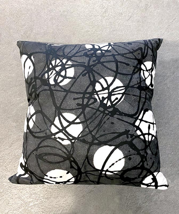 Handtryckt o. målad kudde